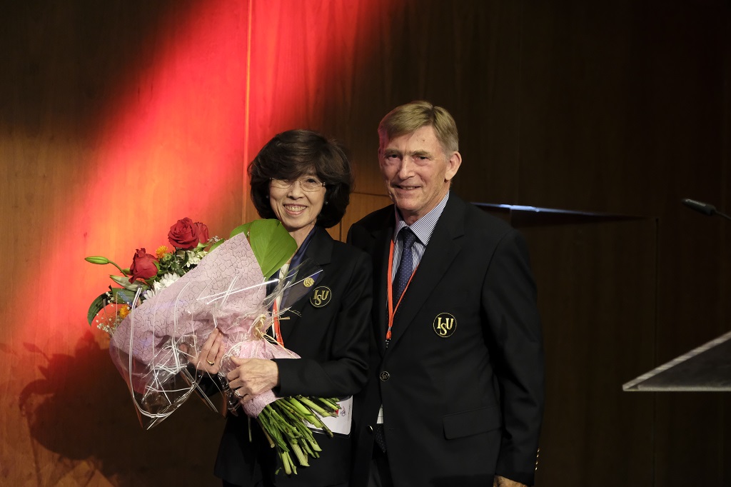 Fr. Junko Hiramatsu fékk Heiðursverðlaun ISU